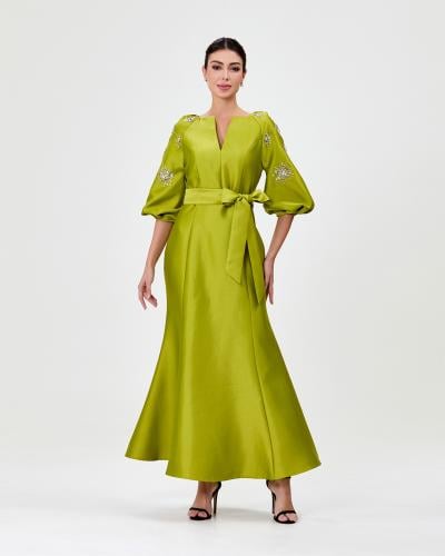 فستان بتطريز على الأكمام