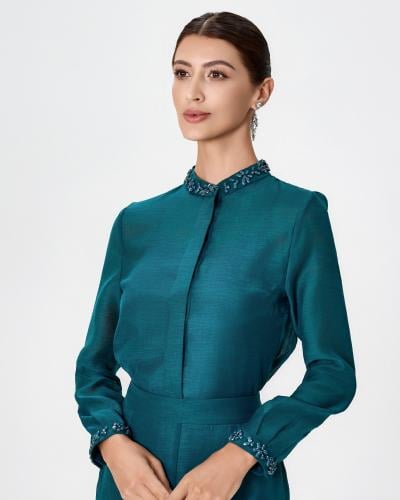 بلوزة مزينة بالكريستال