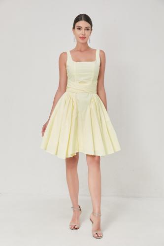 فستان بكسرات جانبية