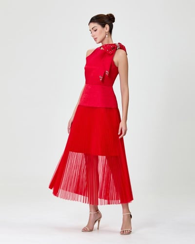 فستان أحمر مزين بالكريستال