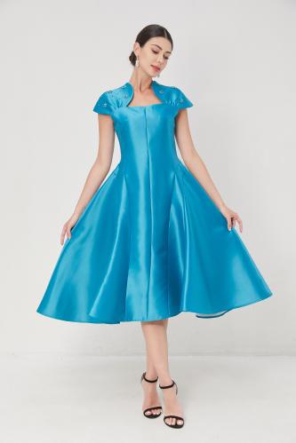 فستان بقصة أنثوية