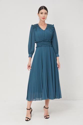 فستان بتطريز من الأكتاف