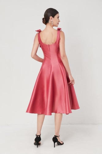 فستان بعقدة على الكتف