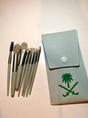 Makeup brush distributions
