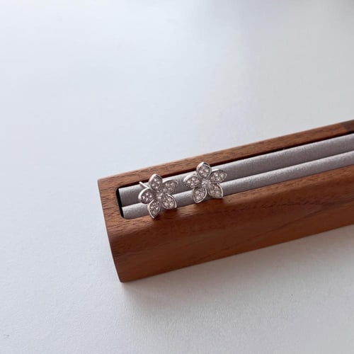 حلق ناعم شكل وردة | فضة عيار 925