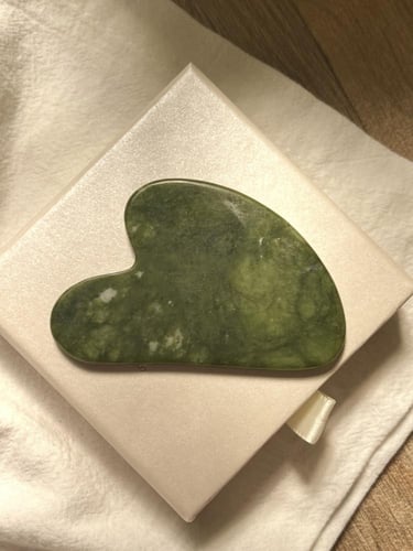 جواشا اليشم الأخضر (Jade Gua Sha