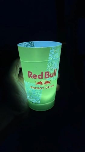 ريد بول - كوب مضيء أخضر لتجربة مشروب الطاقة المميز...