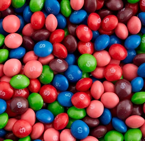 حلوى سكيتلز توت بري 136 جم Skittles Wild Berry Can...