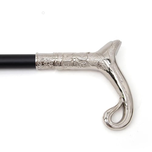 عكاز فضي مزخرف بشكل تقليدي