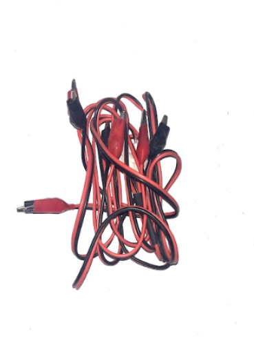 سلك شحن ثلاثة بطاريات علي البطارية