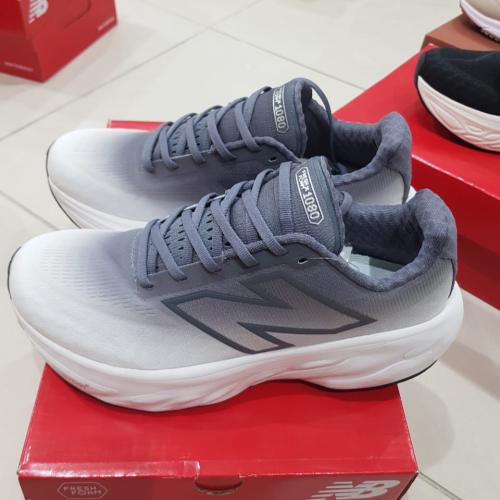 New balance 1080 ابيض مع رصاصي