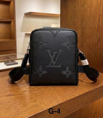 LouisVuitton شنطة باوتش اسود