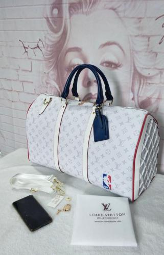 Louis Vuitton شنطة ابيض