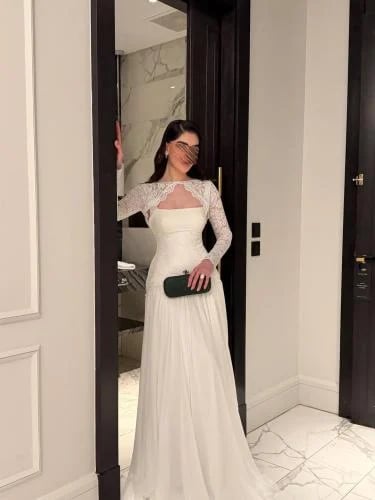 فستان أوف وايت بقصة رقبة مربعة ودانتيل فرنسي فاخر بأكمام طويلة قابلة للإزالة