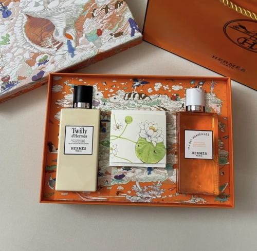 مجموعه ثري هيرمس كارولينا هيريرا