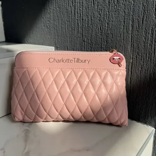 حقيبة مكياج مبطنة من ماركة Charlotte Tilbury بلون...