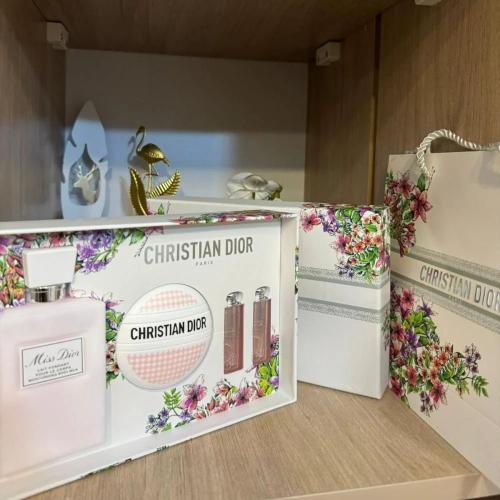 بوكس ديور شامل الكيس ( لوشن جسم حجم ٢٠٠ مل + مرطب...