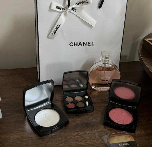 4 منتجات شانيل مع الكيس