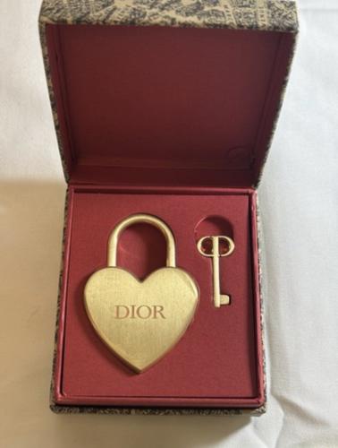 طقم قفل ومفتاح ذهبي من ديور
