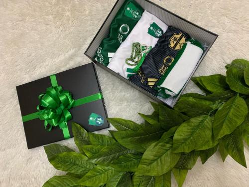 بكج الاهلي ( ثلاث تيشيرتات + شال + سبحة + تغليف)