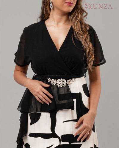 فستان أسود وأبيض – أناقة عصرية بلمسة فنية