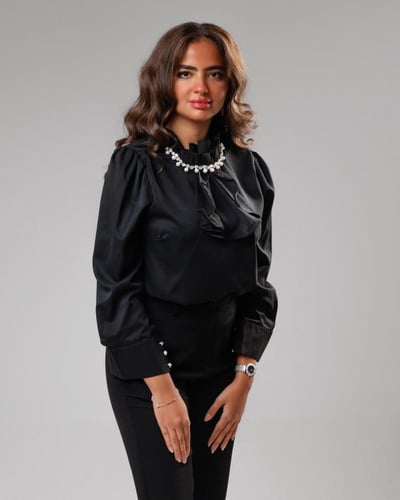 بلوزة ستان السحر الأسود