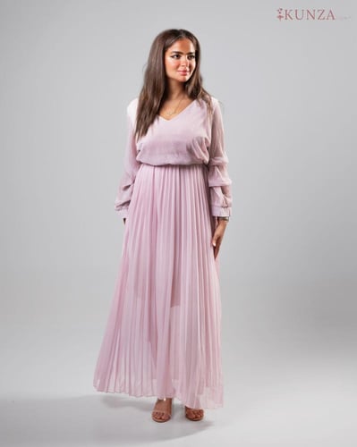 فستان كسرات بأناقة الطيات بلون الباستيل