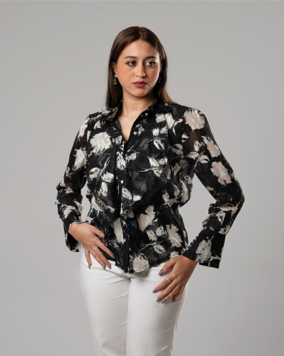 قميص باللون الأسود مشجر باللون الأبيض مزخرف عند ال...