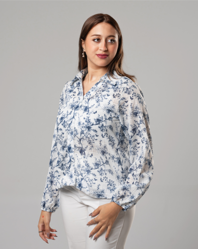 بلوزة بيضاء بطبعة أزهار زرقاء