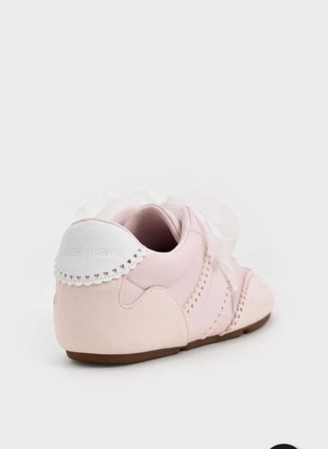 حذاء رياضي نسائي دانتيل بتصميم قلوب