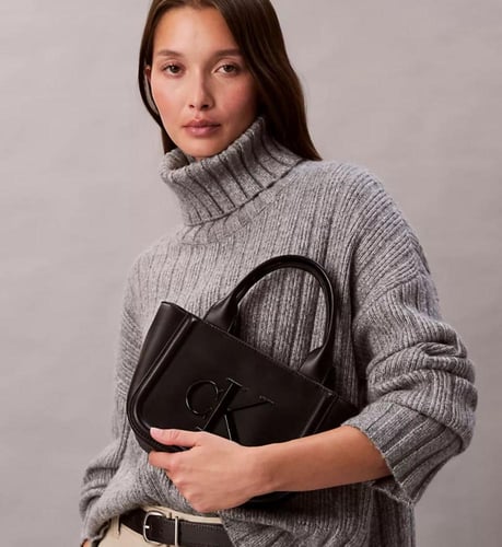 حقيبة توت صغيرة (Mini Tote) بنقشة بارزة