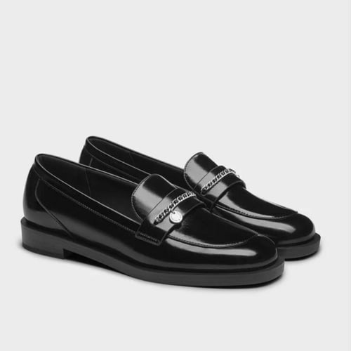 حذاء لوفر نسائي أنيق بتفاصيل معدنية