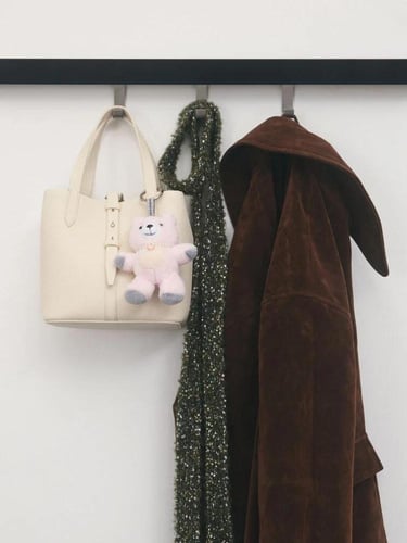 حقيبة دلو جلد نسائية بمقبض مزدوج وحزام أنيق