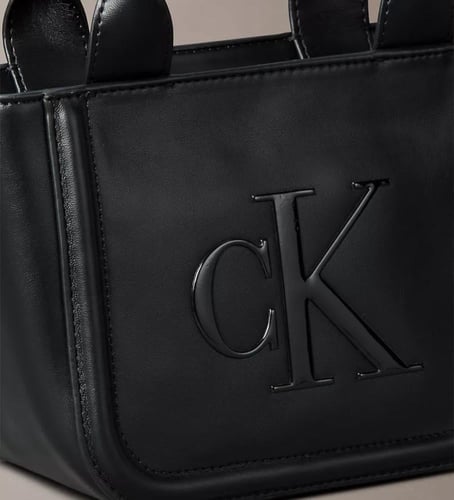 حقيبة توت صغيرة (Mini Tote) بنقشة بارزة