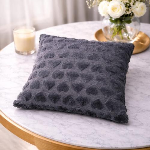 مخدة قلوب مخملية فاخرة - 40×40 سم