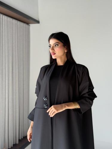 عباية سوداء بأزرار لامعة