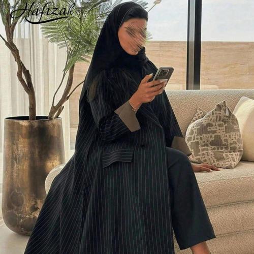 عباية سوداء مخططة مزدوجة الأزرار بتصميم محتشم للنساء