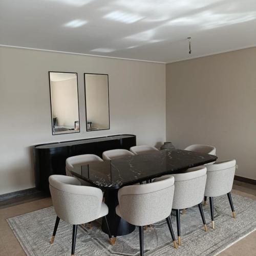 طاولة طعام مع ٨كرسي مع بوفيه