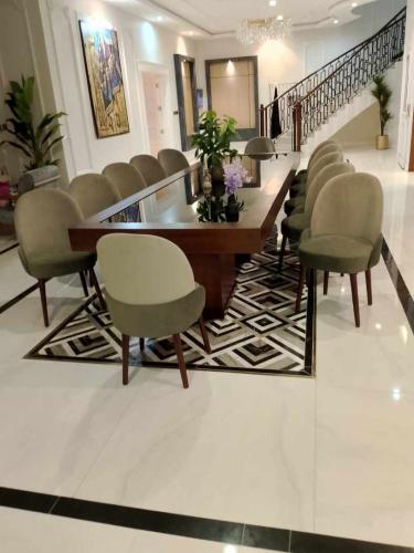 طاولة طعام مع ١٢كرسي