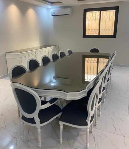 طاوله طعام كبير مع ١٢ كرسي مع بوفيه ٣متر