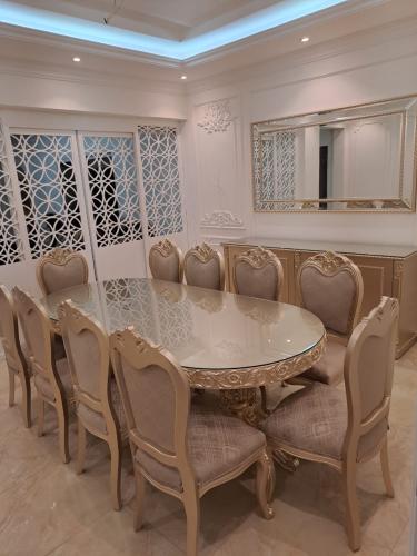 طقم طاولة طعام +بوفيه+١٠كرسي