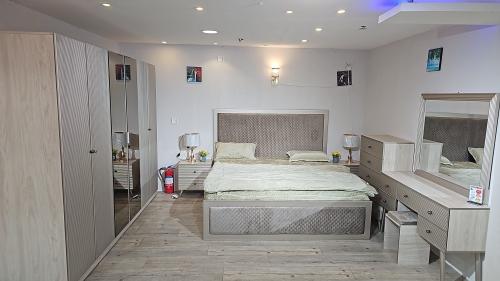 غرف نوم خشب تايلندي (سرير+دولاب+تسريحة +شفرينة +2...