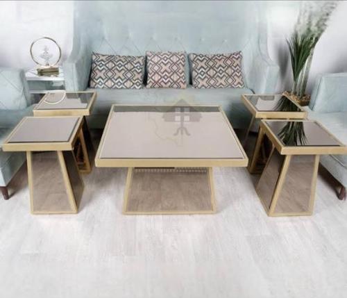 طاولة كبير مع 4 طاولات خدمة بسطح مرايا عسلي