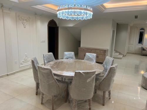 طاولة طعام +٨كرسي+بوفية