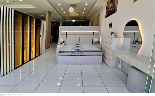 غرفة نوم خشب تايلندي (سرير+دولاب+تسريحة +شفرينة +2...