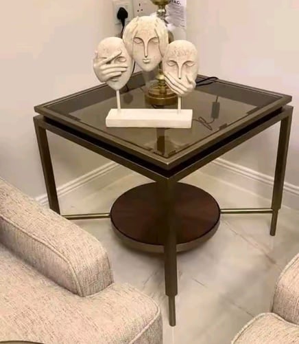 طاولة جانبية