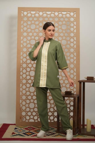 يونيفورم عاملة منزل شريط عالصدر زيتونى