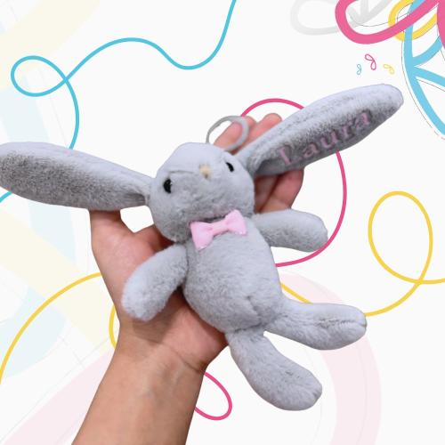 ميدالية أرنب محشو مع اسم مطبوع داخل كيس قماشي أنيق...