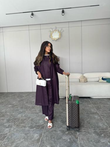 بدلة السفر بلون بنفسجي عاتم