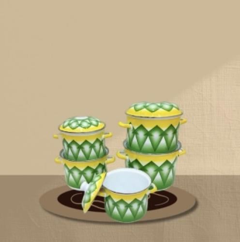 قدر غضار شوربة عميق أخضر.